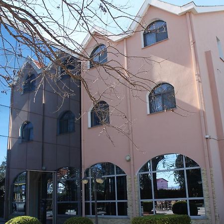Hotel Hasmegaj Mahall' e Kryethuit Kültér fotó