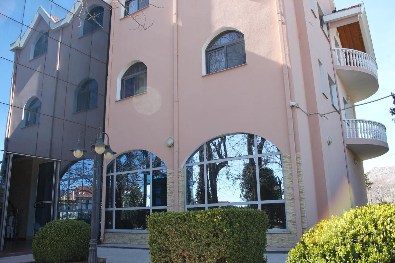 Hotel Hasmegaj Mahall' e Kryethuit Kültér fotó